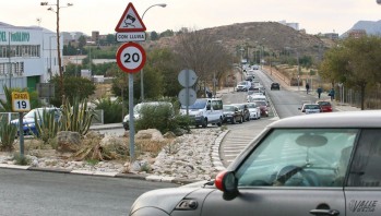 Largas retenciones en los accesos de Elda y Petrer en hora punta