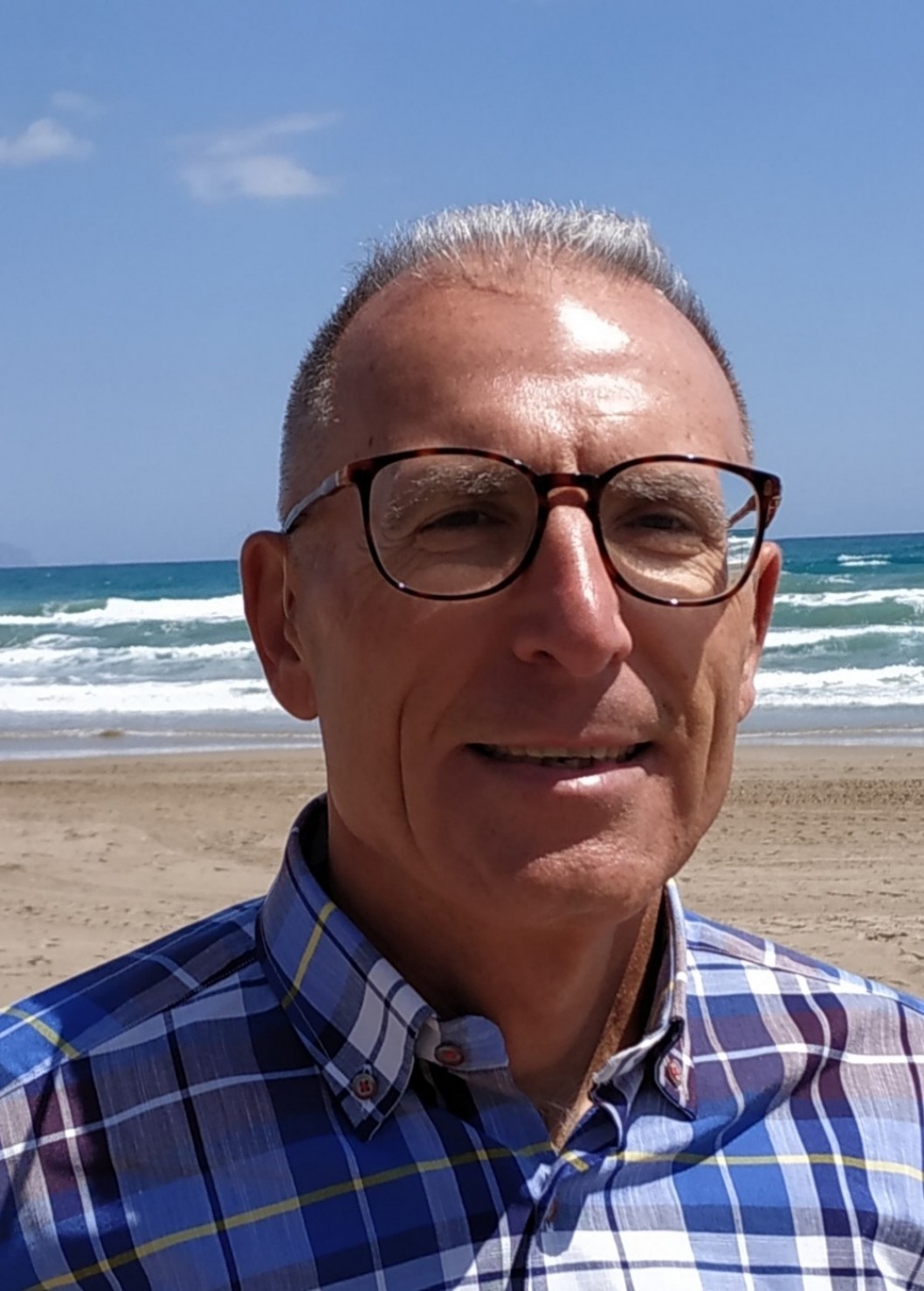 Patricio Llamas: cirujano jubilado presenta su libro 'Vivir Saludable': "Urge recuperar el trato humano para curar mejor y no ceñirse a la parte física" Patricio Llamas: cirujano jubilado presenta su libro 'Vivir Saludable': "Urge recuperar el trato humano para curar mejor y no ceñirse a la parte física"