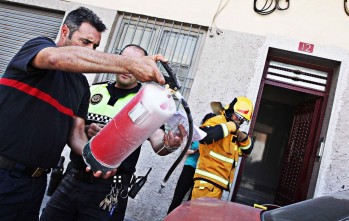 La Polic&iacute;a Local sofoca un incendio a pesar de que su extintor estaba en mal estado