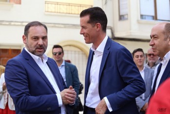 El ministro de Fomento José Luis Ábalos se compromete en Elda a mejorar la Autovía A-31