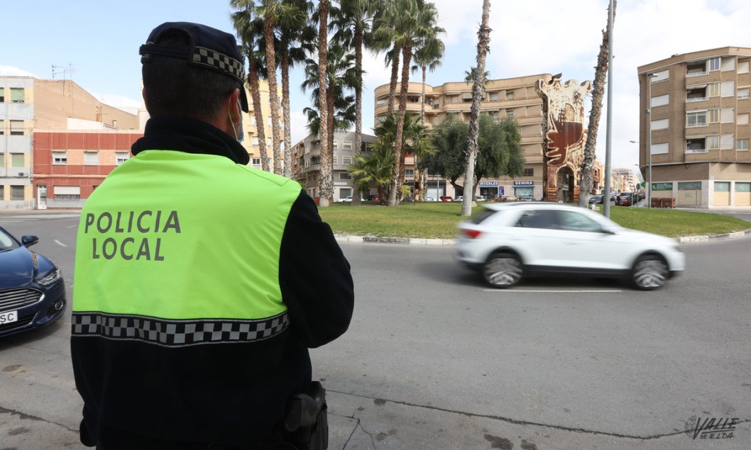 Un Policía Local de Elda fuera de servicio salva a una niña de tres años que se había atragantado con una patata Un Policía Local de Elda fuera de servicio salva a una niña de tres años que se había atragantado con una patata