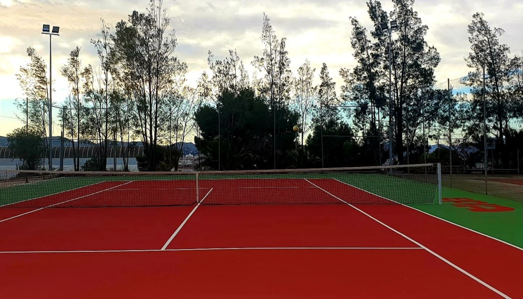 La pista de tenis de San Crispín ya cuenta con luz La pista de tenis de San Crispín ya cuenta con luz