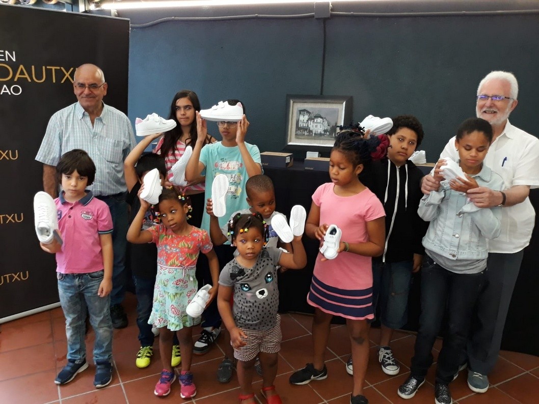 Una unión solidaria entre Elda y Bilbao calza a 200 niños sin recursos Una unión solidaria entre Elda y Bilbao calza a 200 niños sin recursos