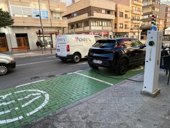 Dos estaciones de recarga gratuita para veh&iacute;culos el&eacute;ctricos  en Elda