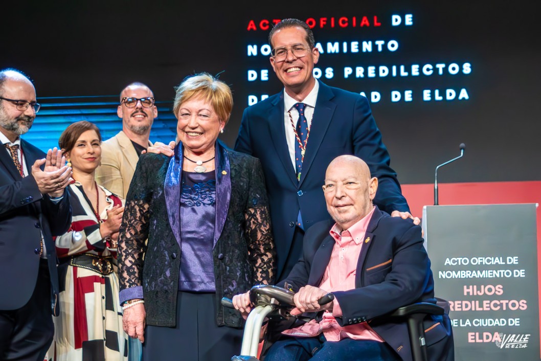 Mari Carmen Segura y Andr&eacute;s Molina reciben el t&iacute;tulo de &ldquo;Hijos Predilectos&rdquo; de Elda en una emotiva tarde