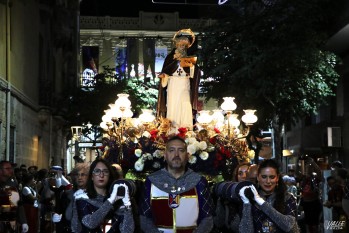 San Ant&oacute;n regresa a su ermita y pone fin a los Moros y Cristianos