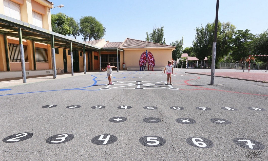 Miguel Servet diseña un patio dinámico para que los alumnos elijan cómo divertirse Miguel Servet diseña un patio dinámico para que los alumnos elijan cómo divertirse