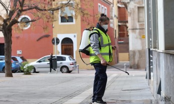 Desinfectan los bajos de edificios, colegios y centros de salud 