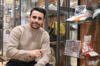 El ol&iacute;mpico Jos&eacute; Quiles dona sus botas al Museo del Calzado como historia de Elda
