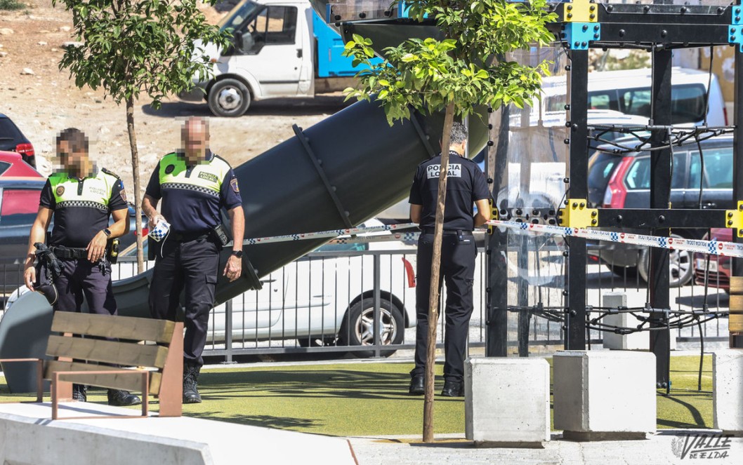 Precintan el tobogán de la Plaza de Arriba por desgaste Precintan el tobogán de la Plaza de Arriba por desgaste