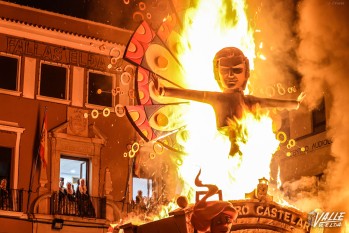La noche del fuego pone el broche de oro a las Fallas de Elda