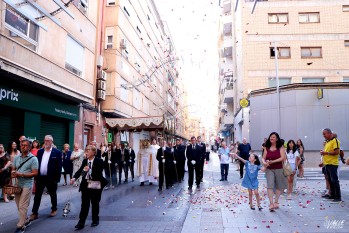 El Corpus Christi vuelve a reunir a cientos de personas en Elda