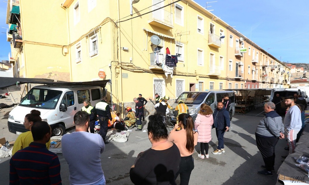 Una mujer herida tras ser arrollada por un vehículo sin conductor en el mercadillo Una mujer herida tras ser arrollada por un vehículo sin conductor en el mercadillo