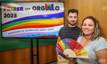 Una bandera gigante de ganchillo para celebrar el Orgullo LGTBIQ+ en Petrer