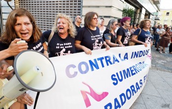 Un centenar de personas se concentraron contra la precariedad laboral en Elda durante la Mejor Calzada