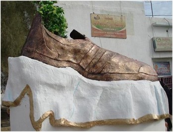 Un monumento a un zapato con el que se vej&oacute; al presidente de EE.UU. George W. Bush