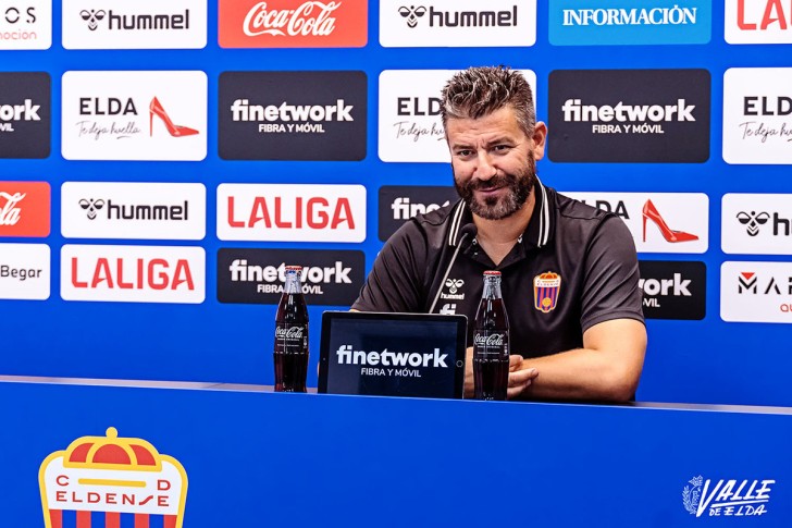 Fernando Est&eacute;vez, entrenador del Eldense: "Ma&ntilde;ana ser&aacute; un d&iacute;a para volver a pasar a la historia"