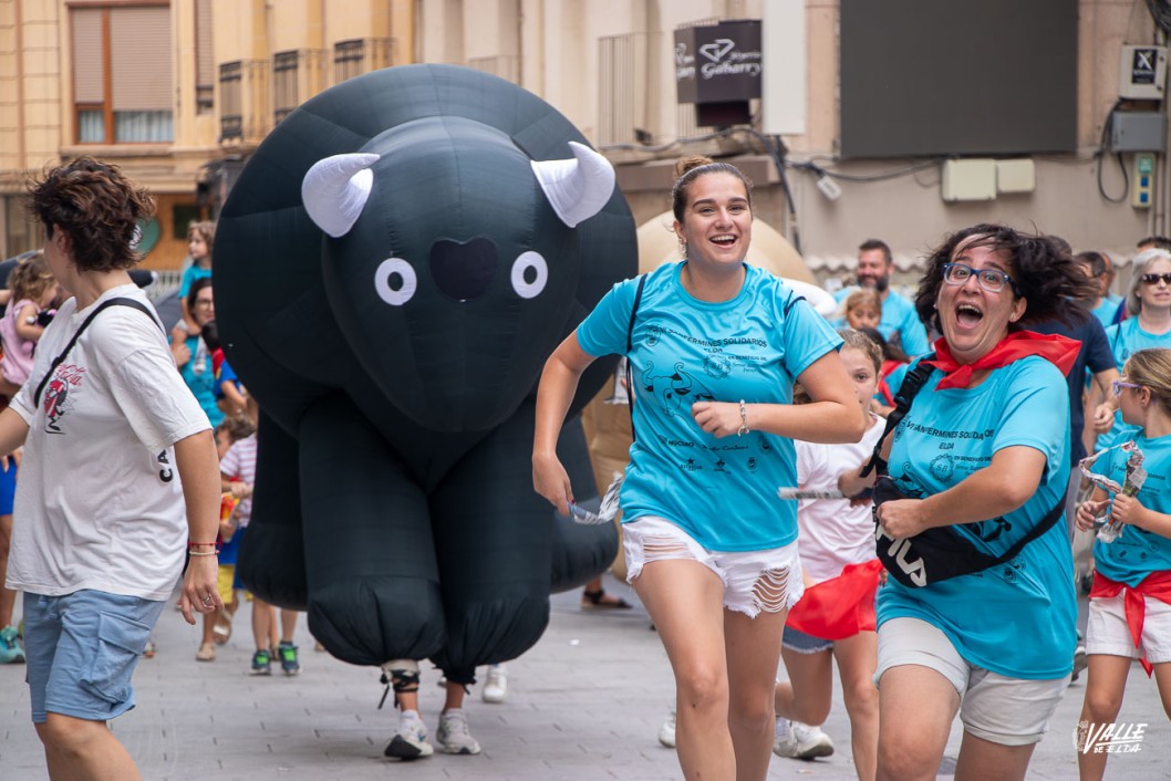 Los sanfermines solidarios dejan un divertido encierro
