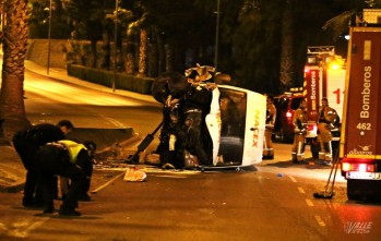 Vuelca un furg&oacute;n en la avenida de Guirney de Petrer