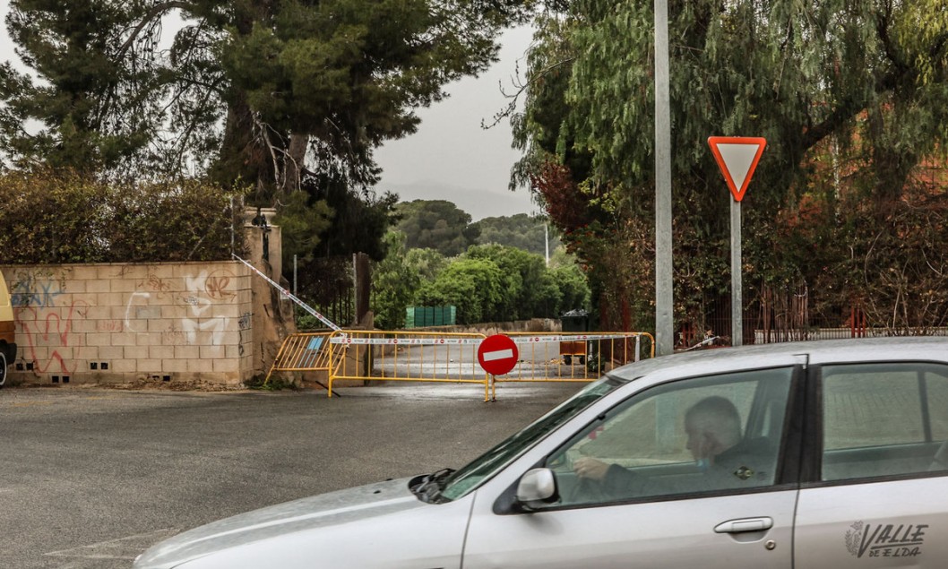 Nuevo hundimiento del asfalto en Petrer obliga a cortar el tráfico del camí del Campet Nuevo hundimiento del asfalto en Petrer obliga a cortar el tráfico del camí del Campet