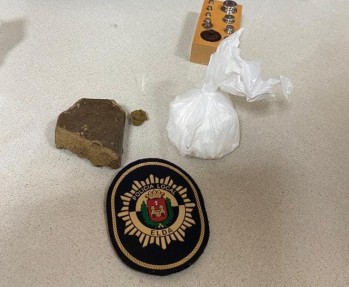 Detienen a un joven con 100 gramos de coca&iacute;na y hach&iacute;s y m&aacute;s de 1.000 euros conduciendo sin carn&eacute; en Elda