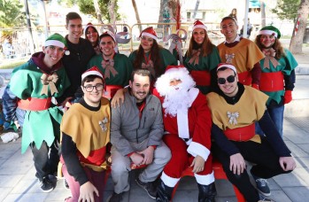 Pap&aacute; Noel visit&oacute; Elda con la campa&ntilde;a de recogida de juguetes de Juventudes Socialistas