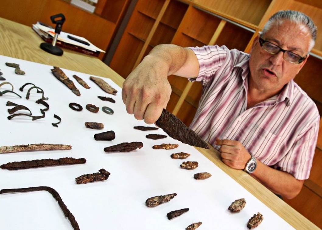 El Museo Arqueológico identifica 54 piezas militares del siglo I a.C. halladas en El Monastil El Museo Arqueológico identifica 54 piezas militares del siglo I a.C. halladas en El Monastil