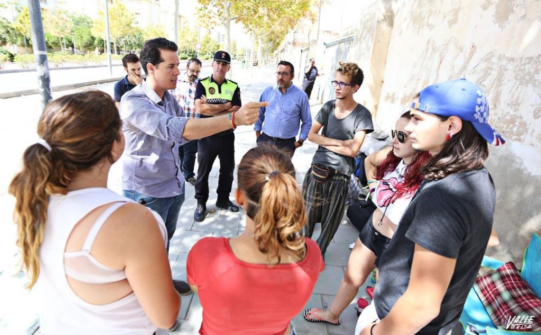 El Ayuntamiento realoja en el Pepico Amat a los fans de Melendi por su propia seguridad El Ayuntamiento realoja en el Pepico Amat a los fans de Melendi por su propia seguridad