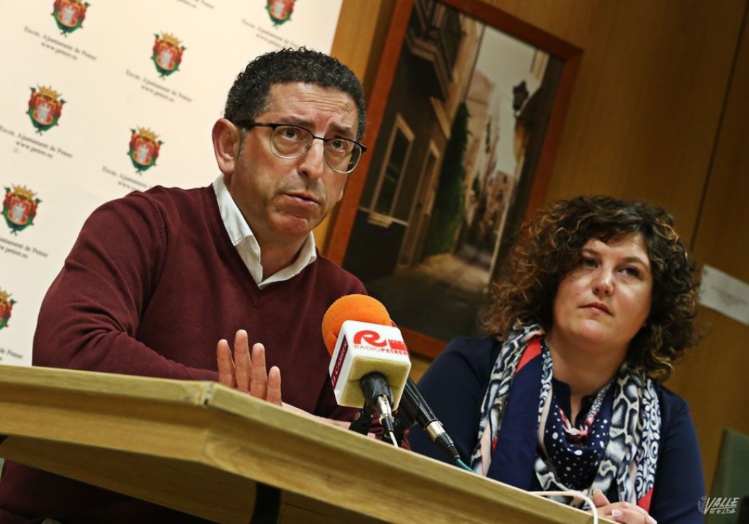 El Ayuntamiento de Petrer pedirá a la empresa que compense a los vecinos por no tener agua potable en seis días El Ayuntamiento de Petrer pedirá a la empresa que compense a los vecinos por no tener agua potable en seis días