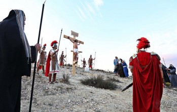 El V&iacute;a Crucis Viviente re&uacute;ne a miles de personas en su nueva ubicaci&oacute;n