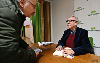 El escritor Juan Jos&eacute; Mill&aacute;s asegur&oacute; en Petrer que "la literatura es un acto de rebeld&iacute;a contra el sistema"
