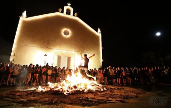 La "Foguera de Sant Antoni", una tradici&oacute;n arraigada en Petrer