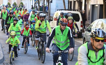 M&aacute;s de 300 personas se unen a la marcha en bici en Elda para celebrar el D&iacute;a de la Constituci&oacute;n
