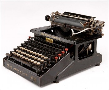 Elda y la m&aacute;quina de escribir