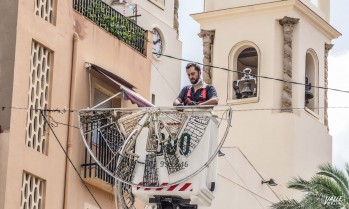 El Ayuntamiento instala el alumbrado para Fiestas Mayores