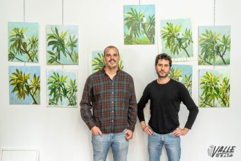 El artista eldense Alejandro Mart&iacute;nez realiza un taller de pintura al aire libre en el Jard&iacute;n de la M&uacute;sica