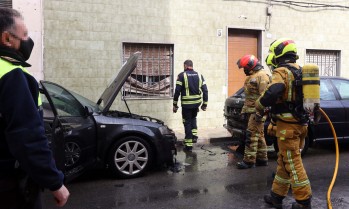 Incendio de varios veh&iacute;culos en la calle Santa B&aacute;rbara