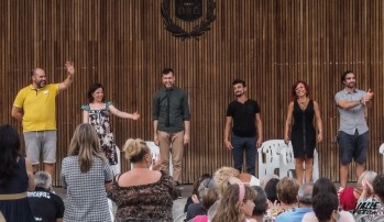 El autob&uacute;s del amor par&oacute; ayer en la Plaza Castelar en una divertida obra de teatro