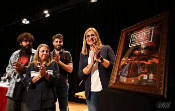 Juan Miguel Mart&iacute;nez recibe un homenaje en la presentaci&oacute;n de la revista Festa y la exposici&oacute;n &ldquo;Ve&iuml;ns&rdquo; de Vicent Olmos