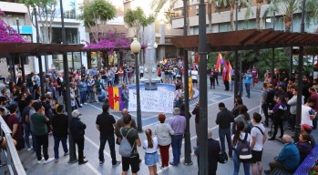 Manifestaci&oacute;n en Elda contra la agresi&oacute;n neonazi a una pareja