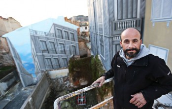 El artista Miguel Gracia "Zetika" pinta en dos meses un trampantojo de 400 m2 con 200 botes de espray