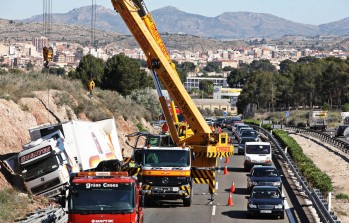 Un cami&oacute;n vuelca en la autov&iacute;a a su paso por Elda y provoca retenciones de dos kil&oacute;metros