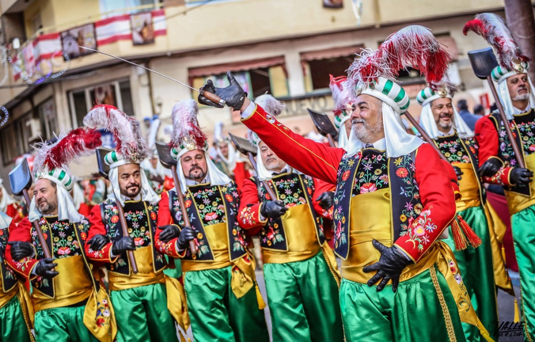 Los Moros Viejos de Petrer cierran su bicentenario con un desfile extraordinario Los Moros Viejos de Petrer cierran su bicentenario con un desfile extraordinario