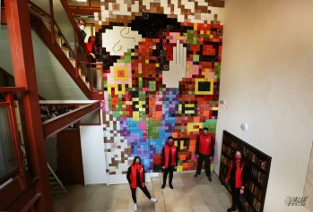 Recrean con ganchillo "El abrazo" de Gustav Klimt en Petrer por San Valent&iacute;n