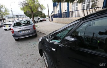 Un cami&oacute;n choca contra un coche aparcado y provoca da&ntilde;os en varios veh&iacute;culos