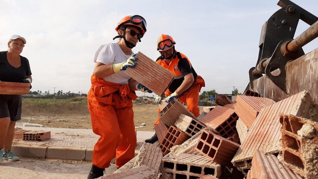 Protección Civil de Elda colabora en las tareas de limpieza tras las inundaciones en la Vega Baja Protección Civil de Elda colabora en las tareas de limpieza tras las inundaciones en la Vega Baja