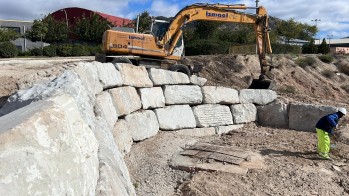 Petrer consolida el talud de la Rambla de Pu&ccedil;a con un muro de escollera