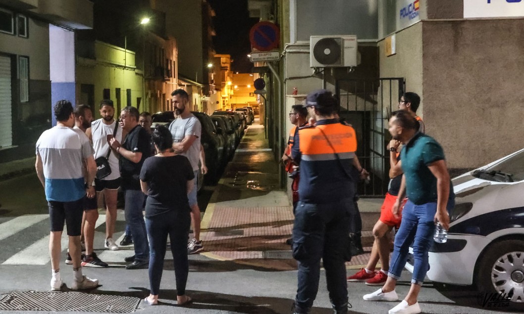 Más de un centenar de personas pide en la Policía Nacional ayuda para localizar al desaparecido Más de un centenar de personas pide en la Policía Nacional ayuda para localizar al desaparecido