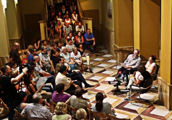 Elia Barcel&oacute; presenta con &eacute;xito su nueva obra "La Maga y otros cuentos crueles" en el vest&iacute;bulo del Teatro Castelar