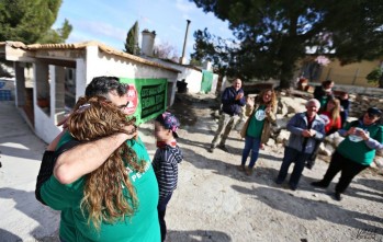La PAH paraliza en Elda el desahucio de una familia con cuatro menores de edad